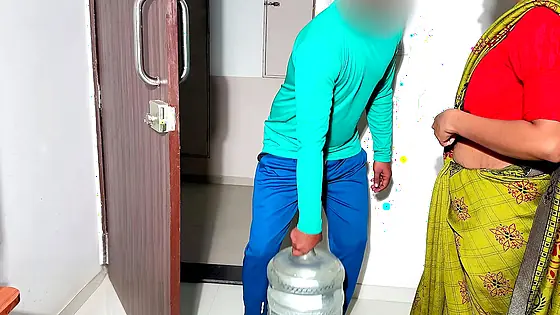 कोमल मेरे मरद आठ दिन से घर पर नहीं है मुझसे ए पानी बोटल नहीं उठाती है