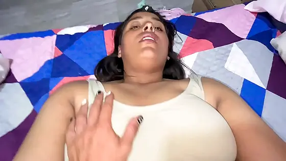 Sexo arriesgado con madrastra cachonda en el sofa!