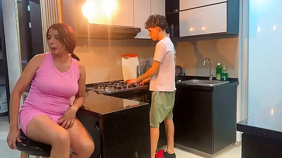 Shh que el cornudo se da cuenta. Mi marido esta distraído y mi vecino me folla muy duro