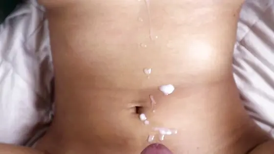Le follé con su precioso coño mojado y luego le cubrí la cara con semen