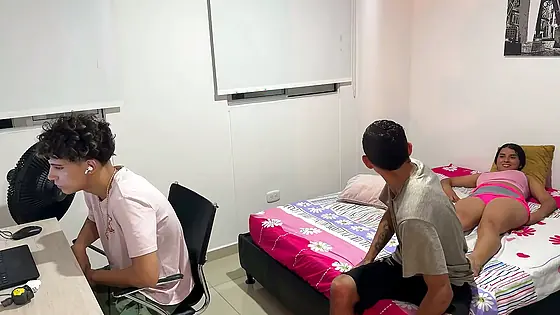 NO TE ME CORRAS ADENTRO, AHI ESTA EL CORNUDO!. Mi marido se distrae y mi mejor amigo me folla muy rico.