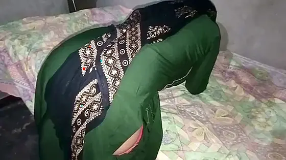 Sasur bahu anal fuck- Desi Indian bahu gets painful anal fuck with father-in-law when she taking gift from sasurji