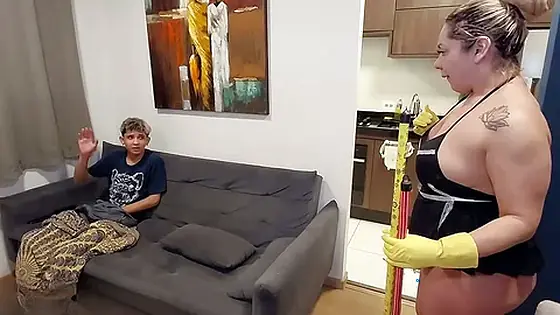 Empregada Coroa da o Cú gostoso para Filho do patrão (VIDEO COMPLETO NO RED)