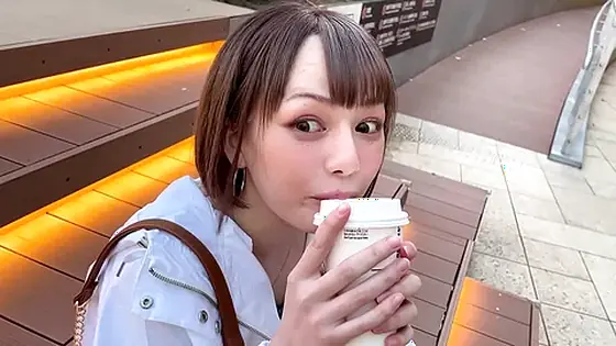 ハメ撮り 居酒屋看板娘 関西出身ショートカット女子大生(22) ノリ＆性格良すぎな元気娘 バイトさぼってホテルでセックス三昧 腰ふり騎乗位SEX
