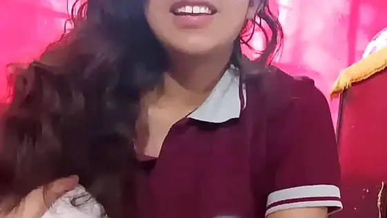 Le llama su Madre y la PEQUEÑA COGIENDO: Jovencita No Para de Darse Sentones