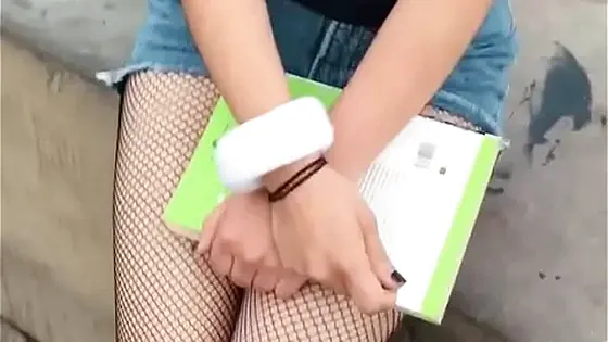 sexo por dinero en la calle a linda chava mexicana de 18años le ofrezco dinero en la plaza para que me enseÑe sus grandes tetas en publico samantha 18 años parte 2