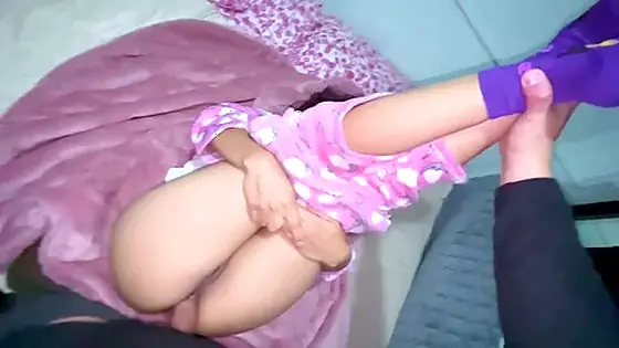 Ay, aaay ¡SÁCAMELA! El Culo de la pequeña es muy apretado! Chica estrecha follada por el ANO, parte 2