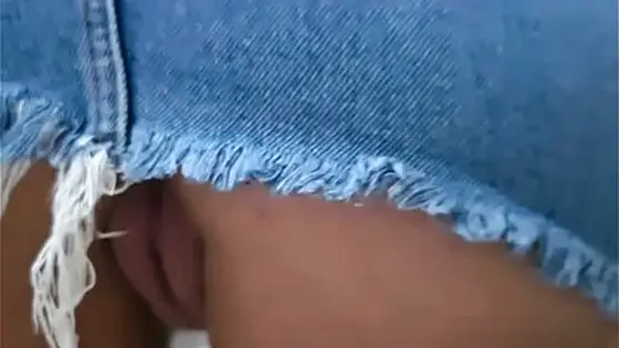 Empregada vem trabalhar com vestido curto