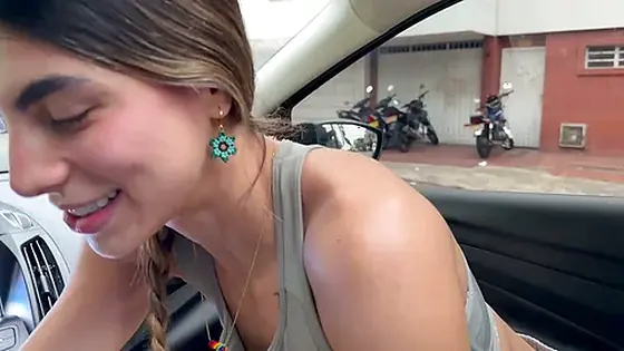 La mejor amiga de mi NOVIA. Es demasiado caliente y me la termino COGIENDO EN EL CARRO