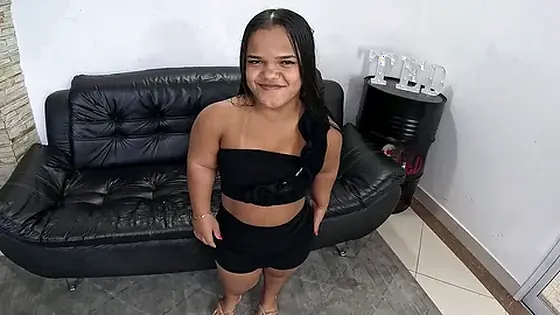 A primeira vez da anãzinha Baixinha Bundudinha e ela resolveu fazer seu primeiro anal